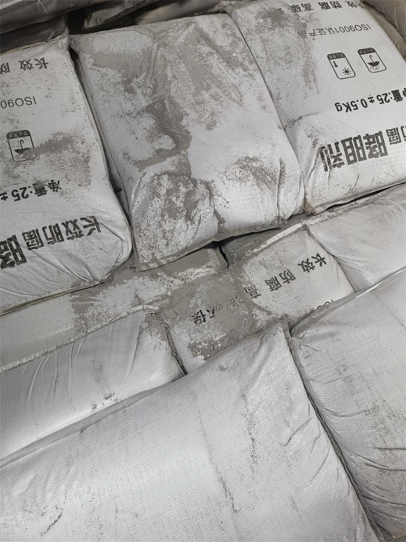 降阻劑一般為灰黑色，是一種良好的導(dǎo)電體